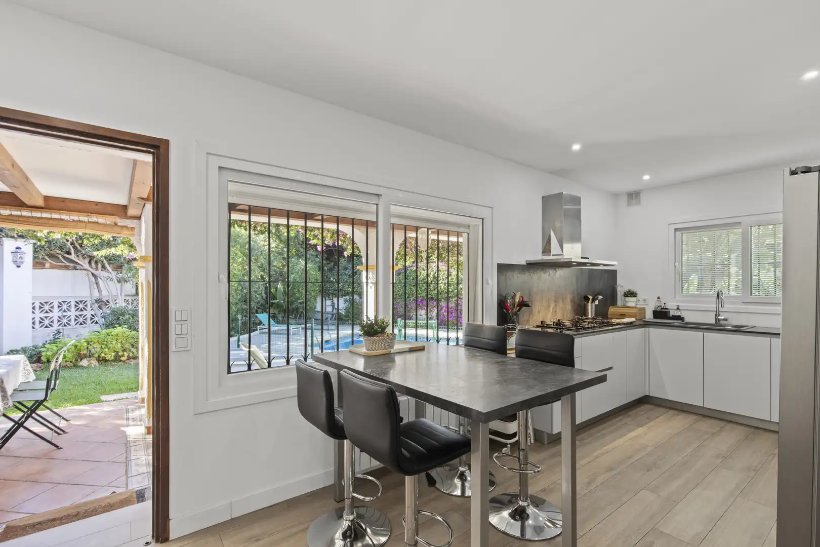 Cocina de Casa o chalet en venta en Marbella con Aire acondicionado, Calefacción y Jardín privado