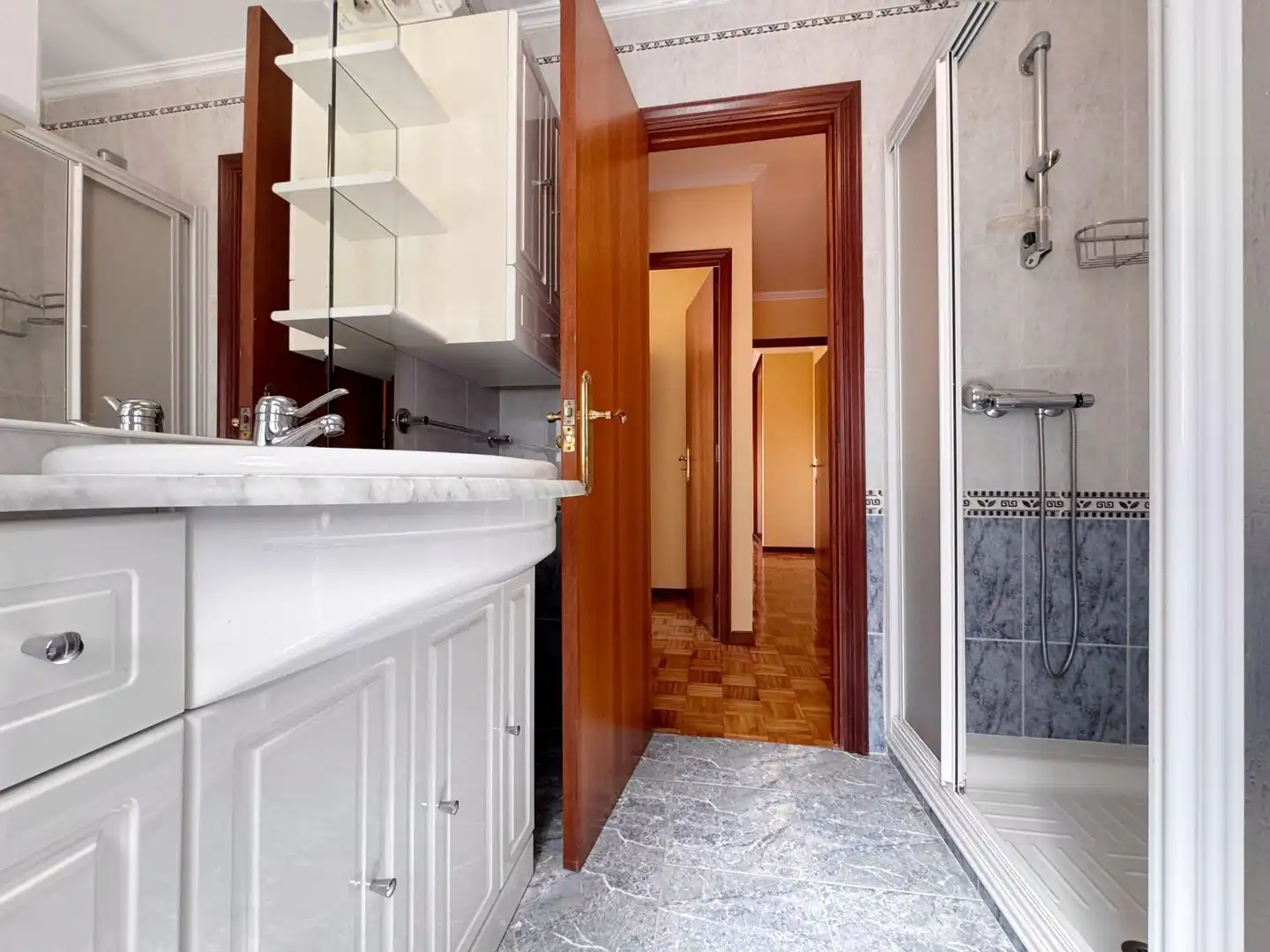 Bathroom of Flat for sale in Pontevedra Capital   with Heating