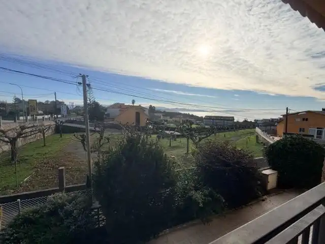 Vista exterior de Casa o xalet en venda en Sanxenxo amb Jardí privat, Terrassa i Moblat