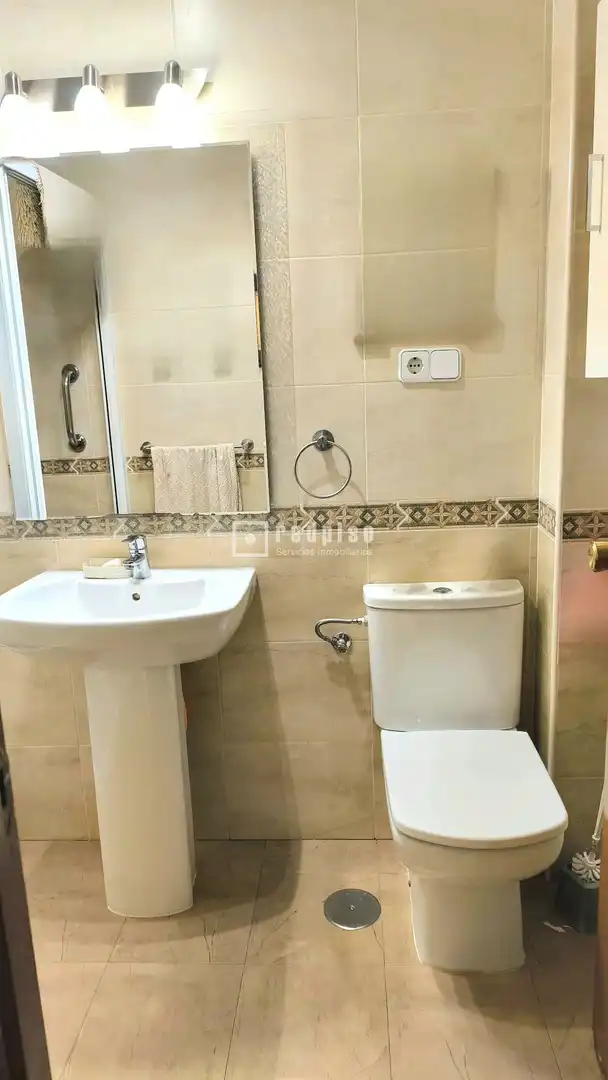 Baño de Piso en venta en Alcalá de Henares con Aire acondicionado, Calefacción y Jardín privado
