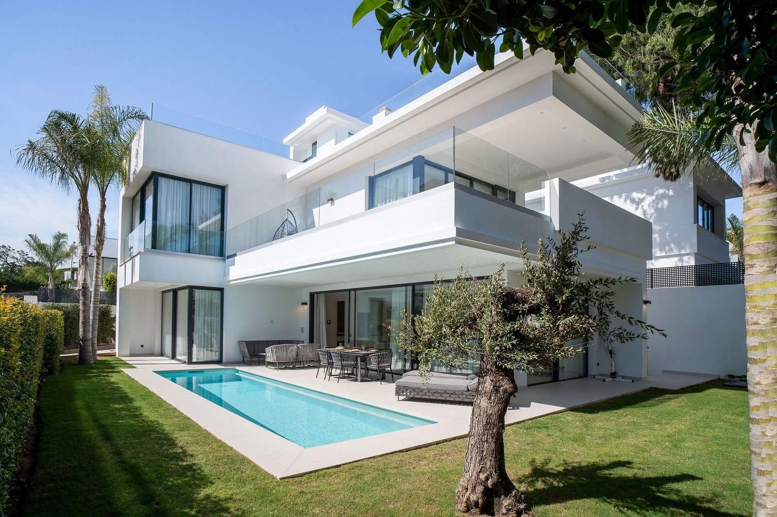 Exterior view of House or chalet for sale in Marbella  with Air Conditioner, Private garden and Parquet flooring