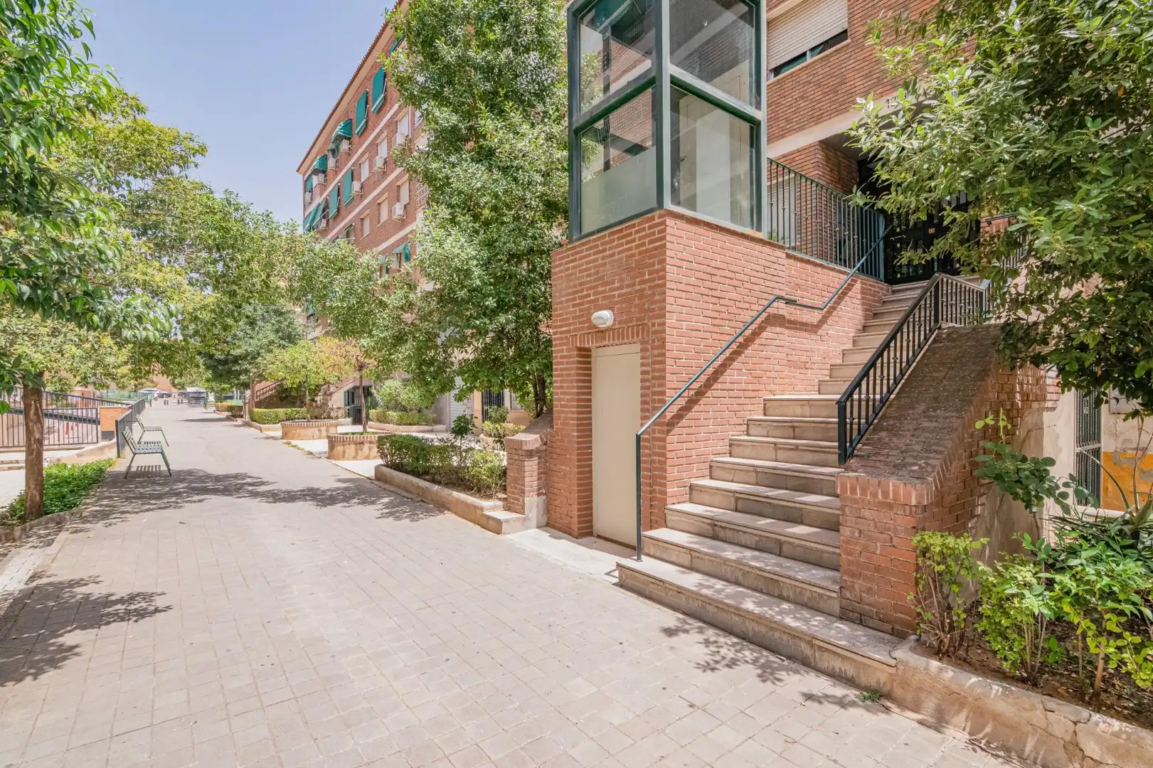 Vista exterior de Pis en venda en Granada amb Calefacció, Terrassa i Traster