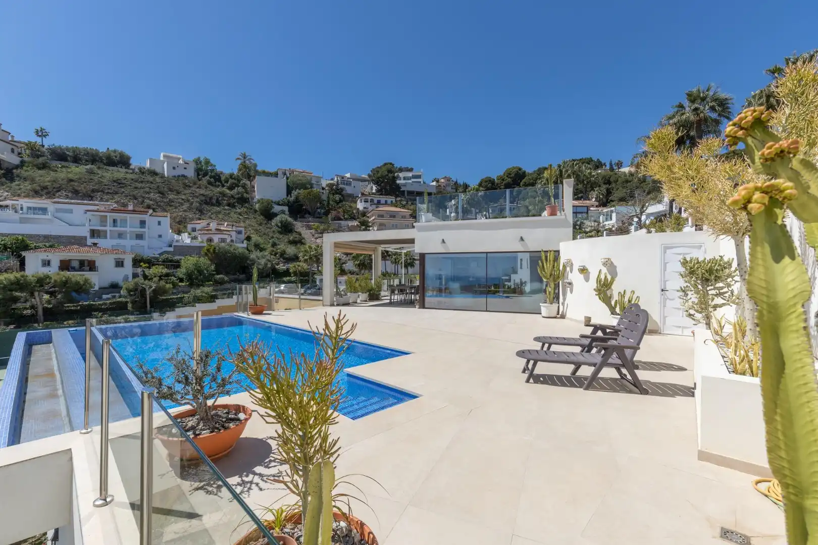 Vista exterior de Casa o xalet en venda en Salobreña amb Aire condicionat, Jardí privat i Piscina