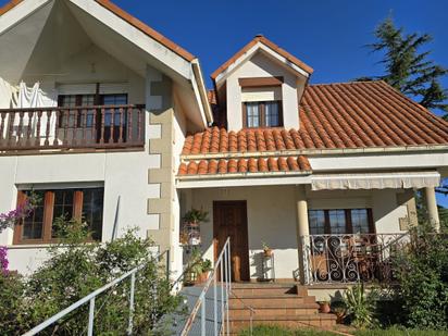 Vista exterior de Casa o xalet en venda en Reocín amb Terrassa i Balcó