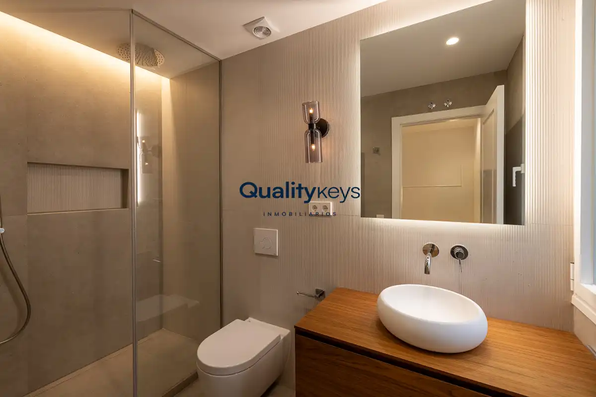Bathroom of Flat for sale in Madrid  with Air Conditioner, Heating and Storage room