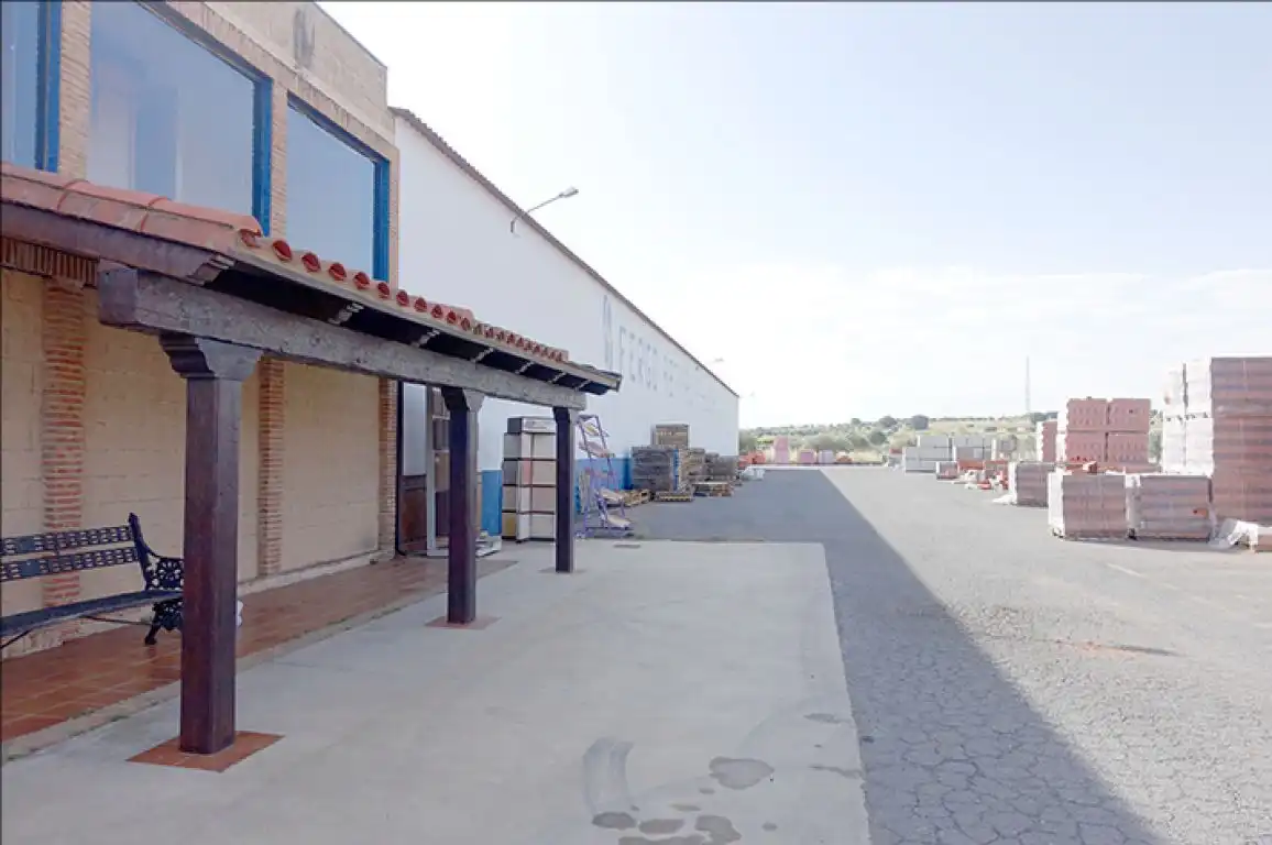 Vista exterior de Nave industrial en venta en Torrejoncillo