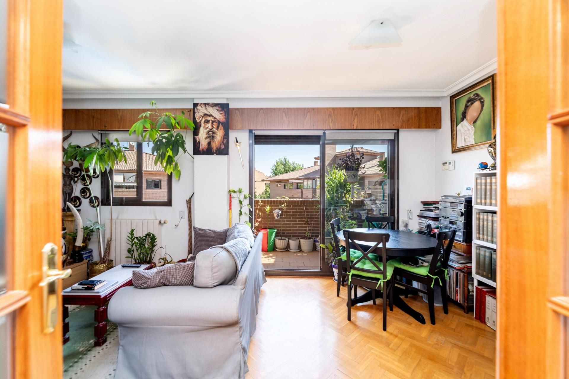 Living room of Flat for sale in Pozuelo de Alarcón  with Air Conditioner, Heating and Private garden