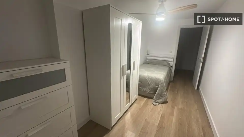 Habitación de Piso de alquiler en Madrid con Aire acondicionado, Calefacción y Amueblado