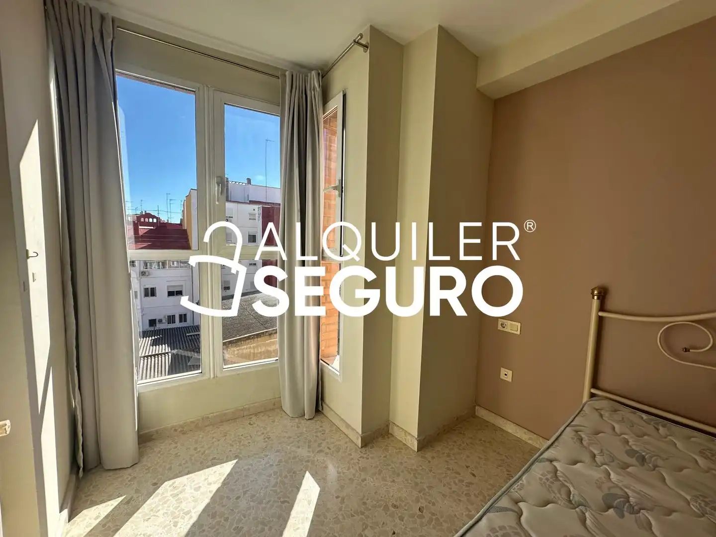 Habitación de Piso de alquiler en Valencia con Aire acondicionado y Amueblado
