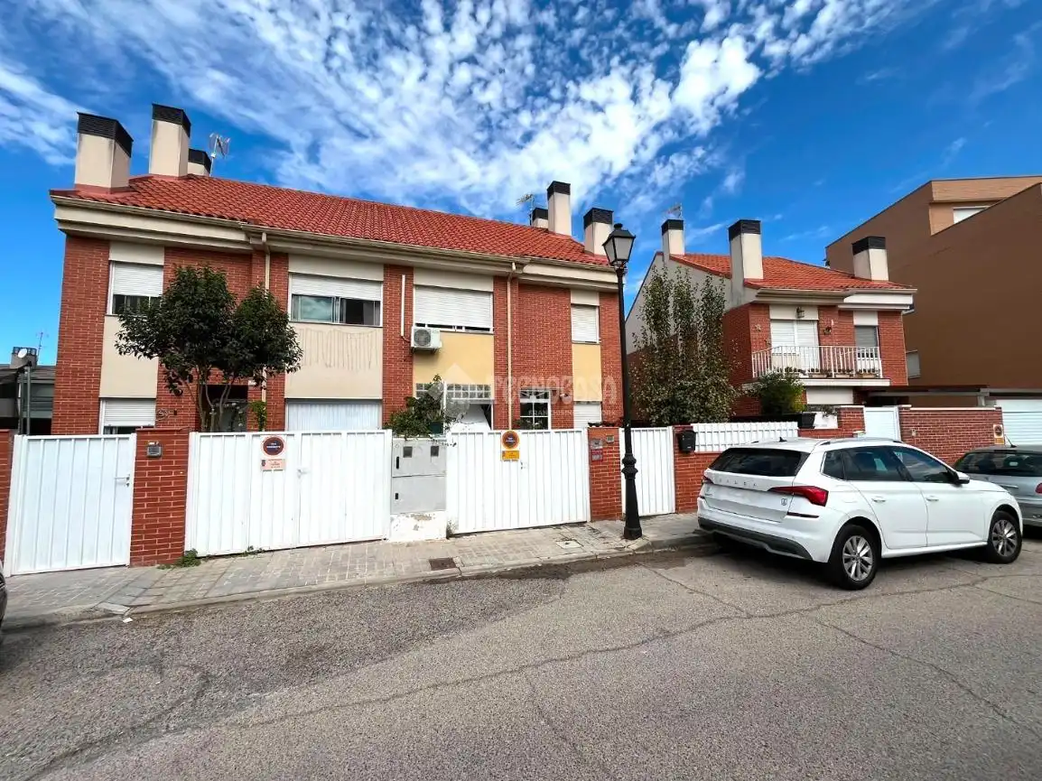 Casa aparellada en venda a Loeches