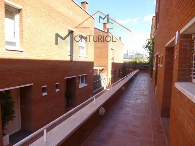 Vista exterior de Casa adosada en venda en Sant Joan Despí amb Aire condicionat, Calefacció i Jardí privat