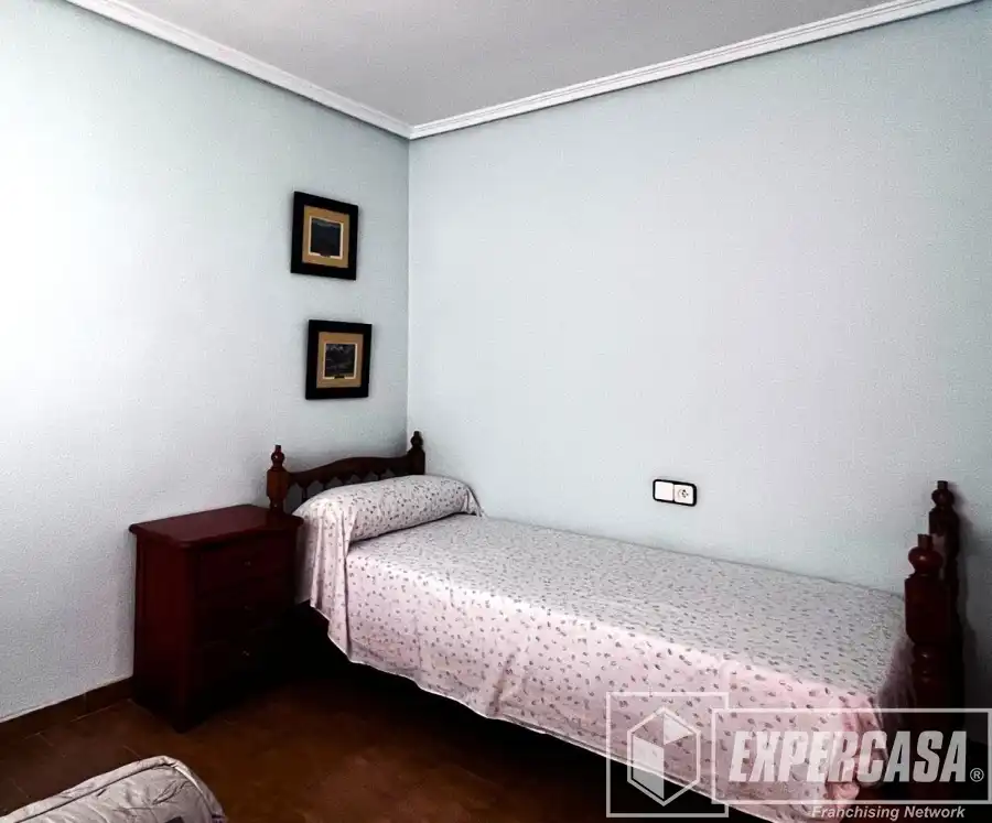 Dormitori de Casa adosada de lloguer en Benaguasil amb Aire condicionat, Terrassa i Moblat