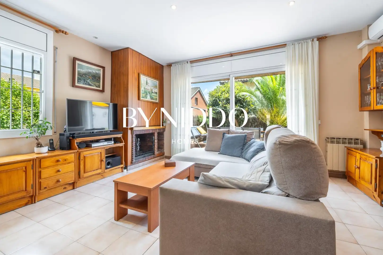Sala de estar de Casa adosada en venta en Sant Cugat del Vallès con Aire acondicionado, Calefacción y Jardín privado