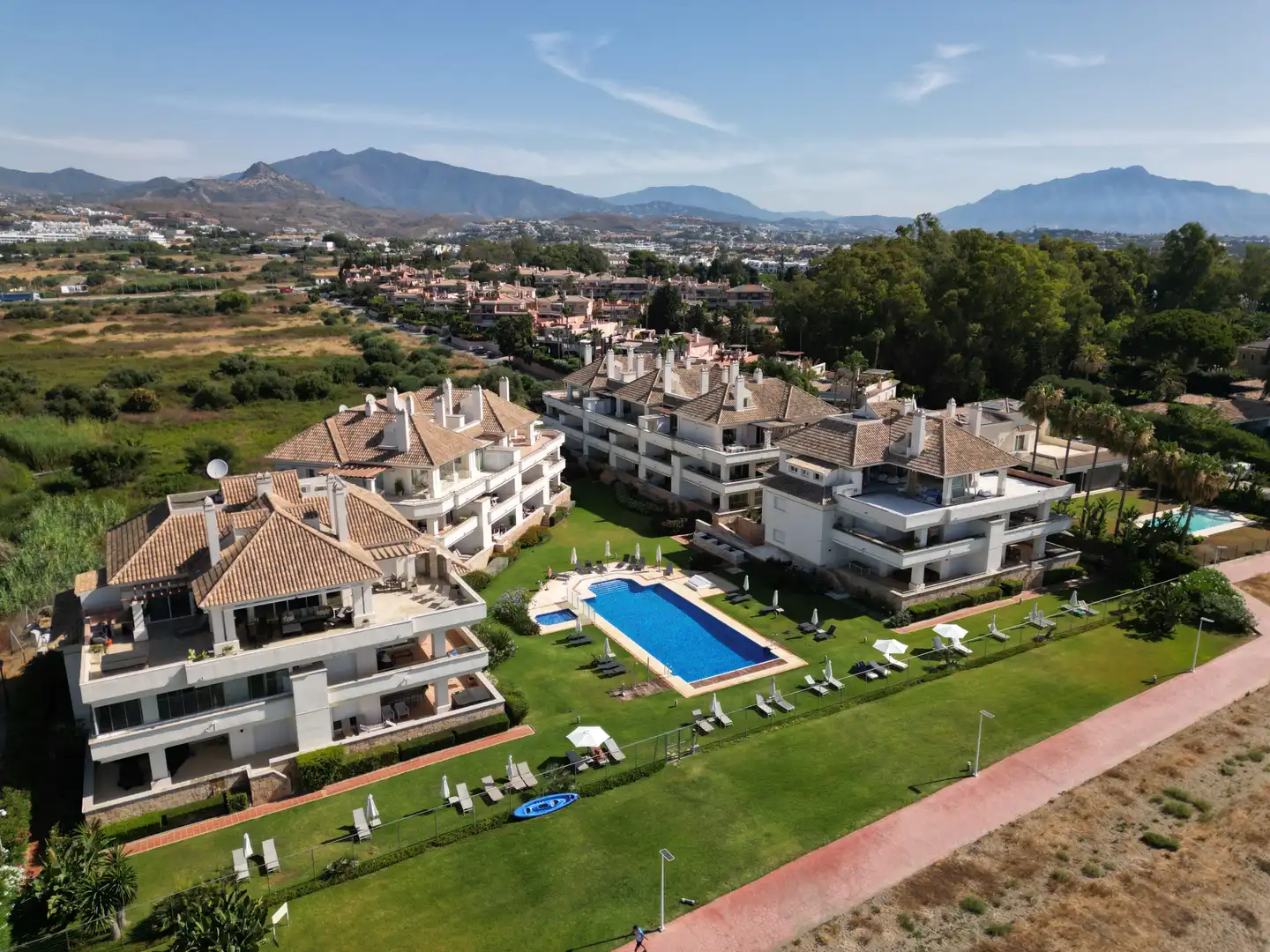 Vista exterior de Planta baja en venta en Estepona con Aire acondicionado, Calefacción y Terraza