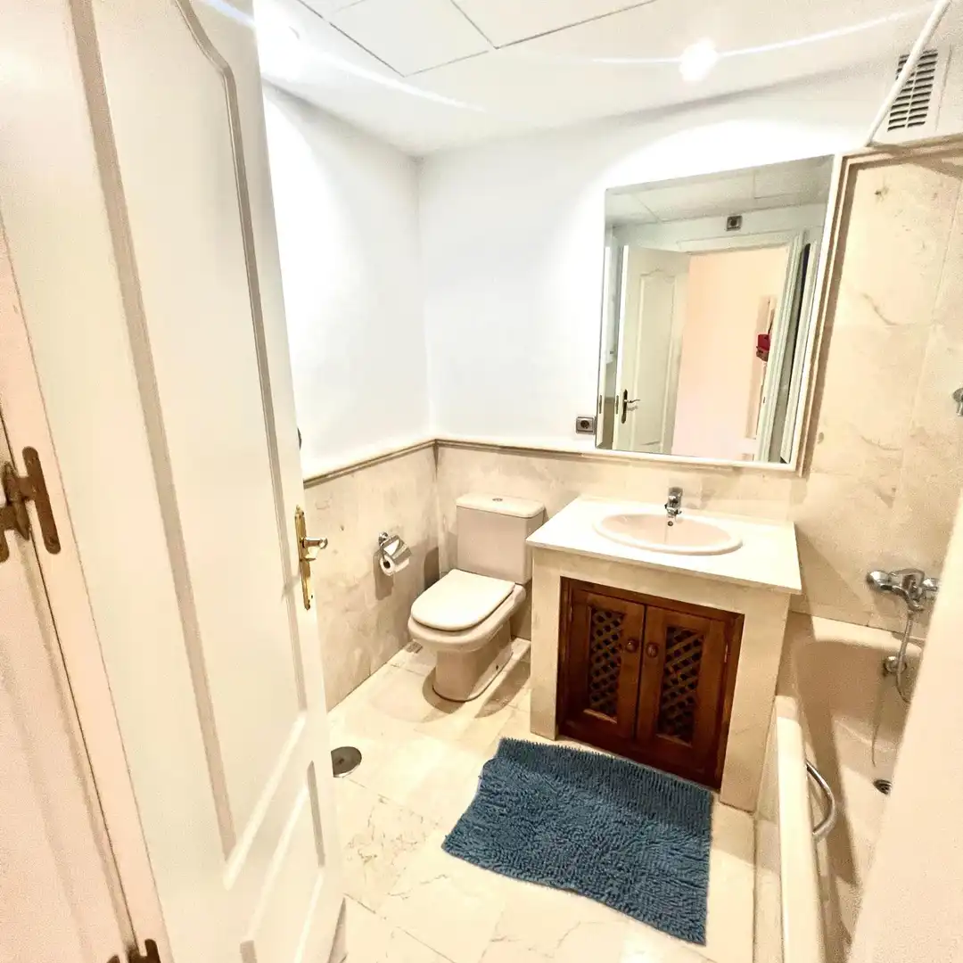 Badezimmer von Dachboden zur Miete in Estepona mit Klimaanlage, Terrasse und Schwimmbad