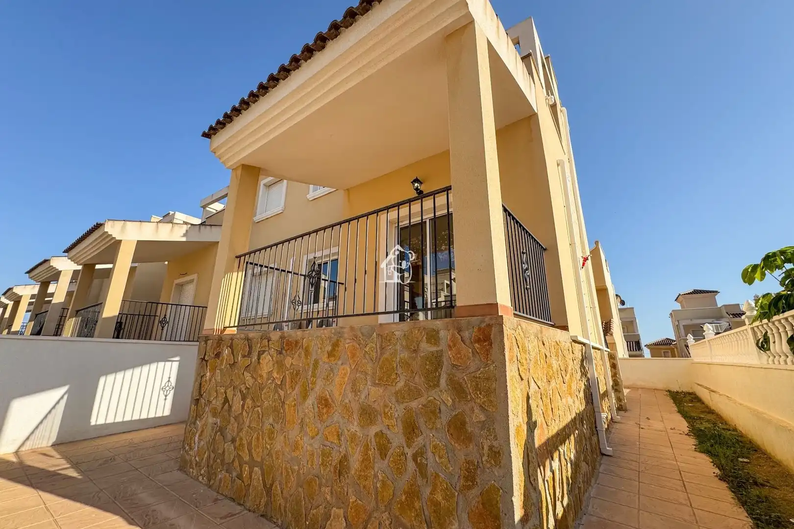 Vista exterior de Casa o xalet de lloguer en San Miguel de Salinas amb Aire condicionat, Piscina i Moblat