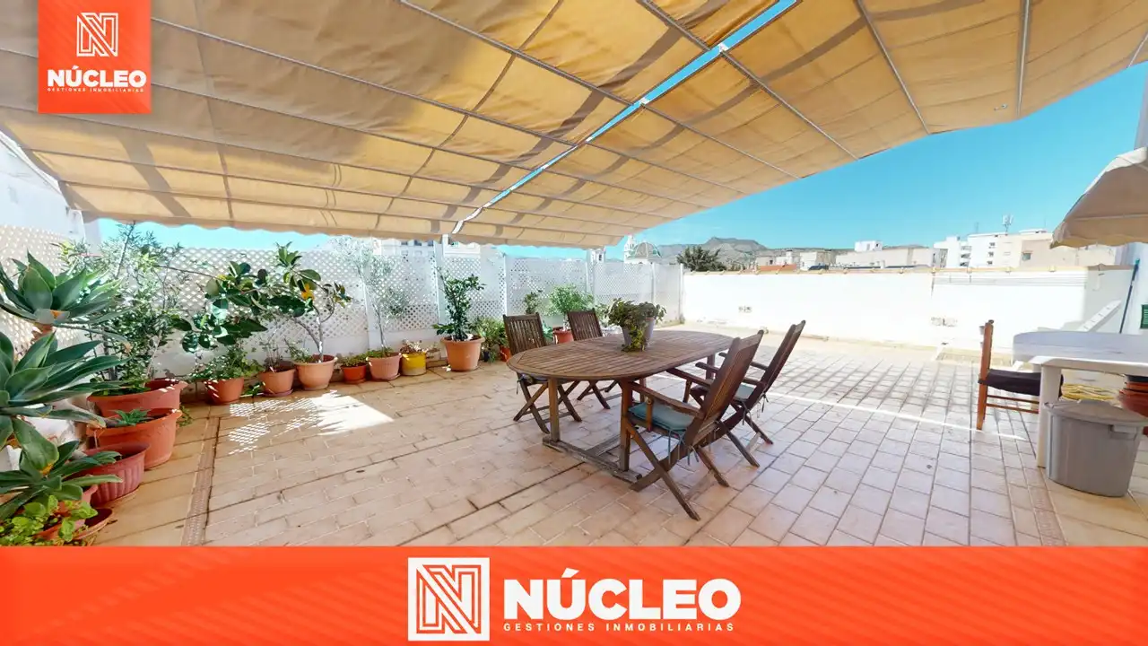 Flat with terrace for sale in Calle Jardines