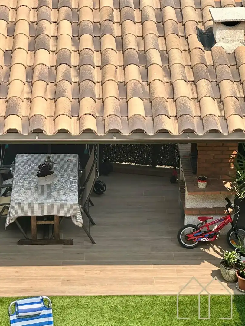 Terrasse von Einfamilien-Reihenhaus zum Verkauf in Caldes de Malavella mit Klimaanlage, Heizung und Privatgarten