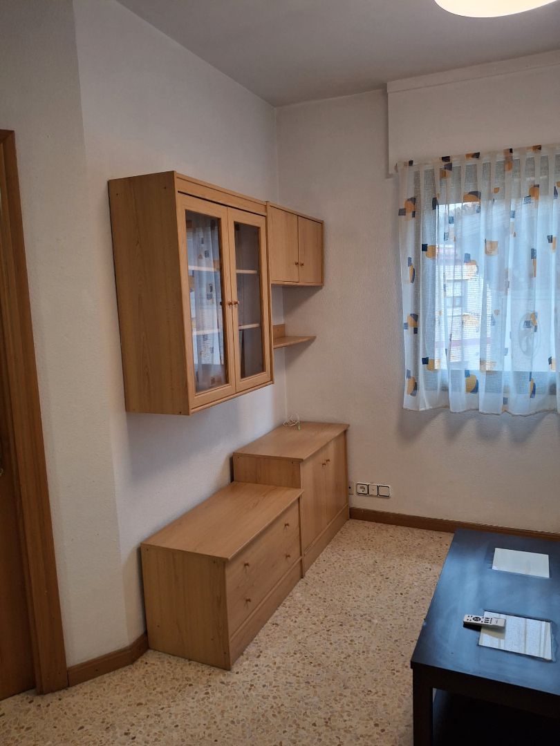 Dormitori de Apartament de lloguer en  Zaragoza Capital amb Calefacció, Moblat i Forn