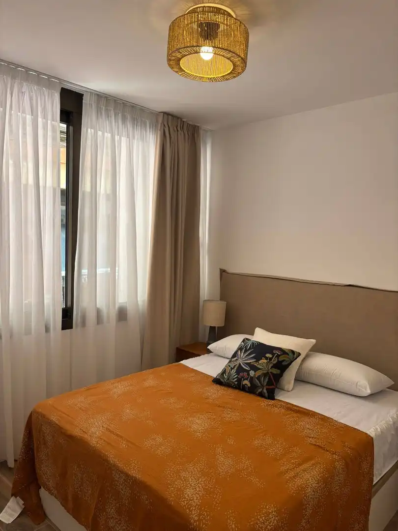 Dormitori de Apartament de lloguer en Las Palmas de Gran Canaria amb Aire condicionat i Moblat