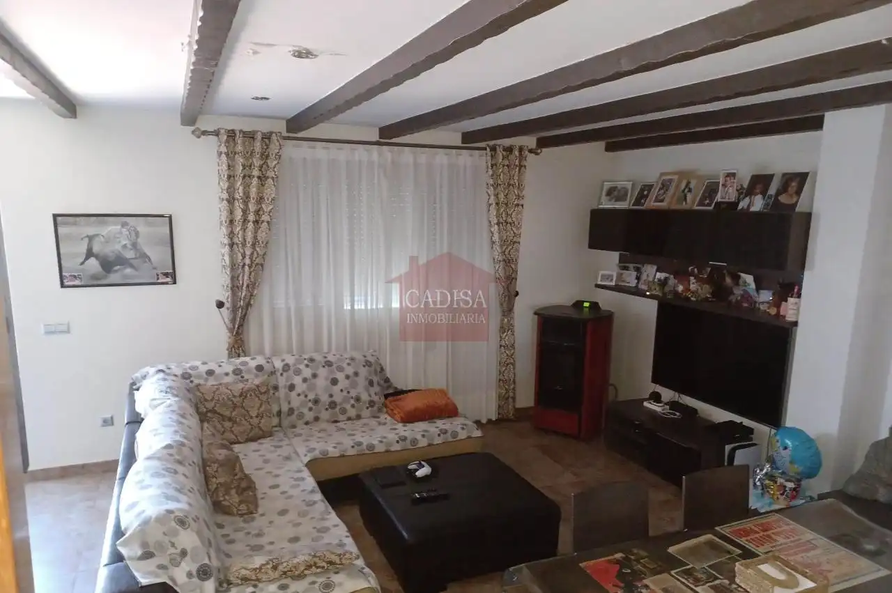 Sala d'estar de Casa adosada en venda en La Fuente de San Esteban  amb Calefacció, Jardí privat i Terrassa