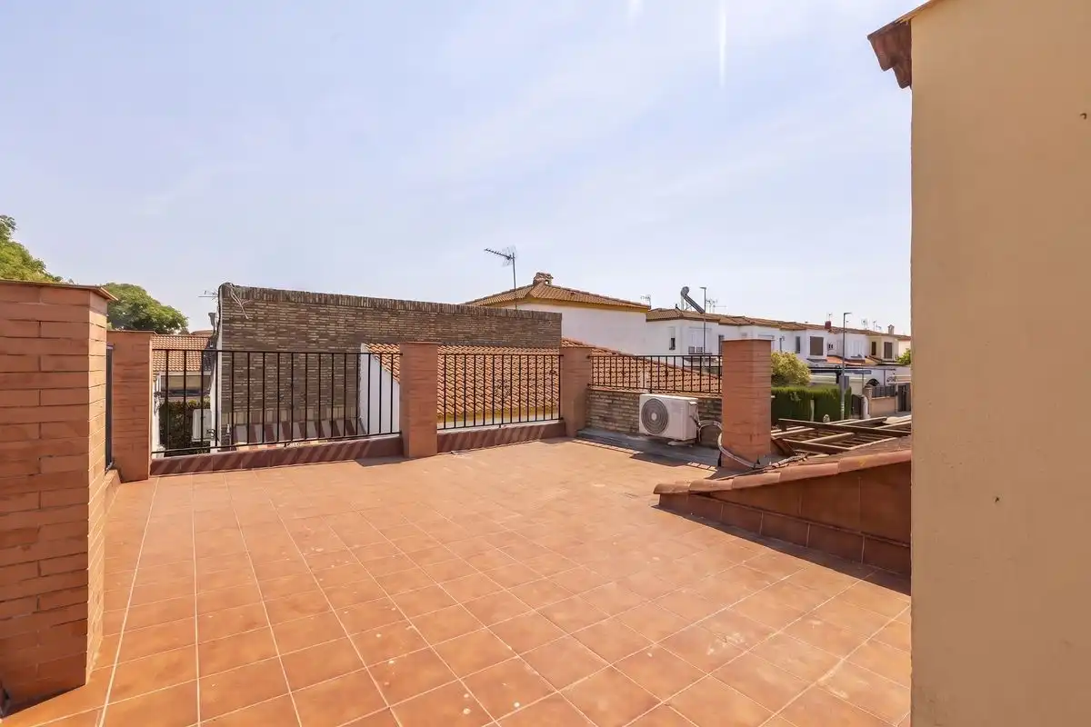 Terrasse von Einfamilien-Reihenhaus zum Verkauf in Dos Hermanas mit Klimaanlage, Heizung und Terrasse
