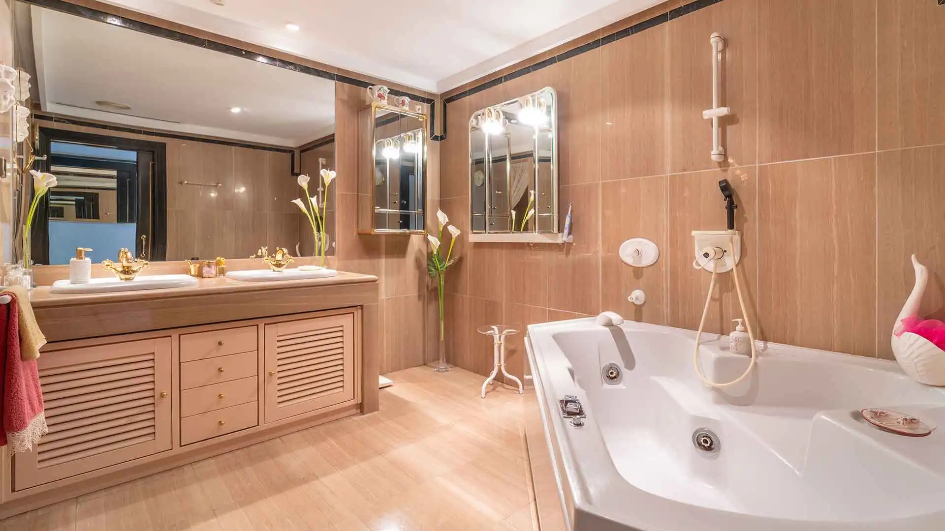 Baño de Apartamento en venta en Marbella con Aire acondicionado, Terraza y Trastero
