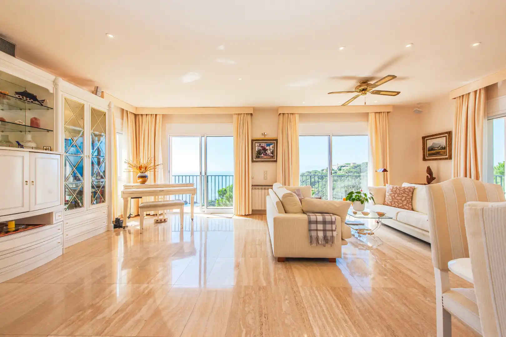 Sala d'estar de Casa o xalet en venda en Sant Feliu de Guíxols amb Aire condicionat, Calefacció i Jardí privat