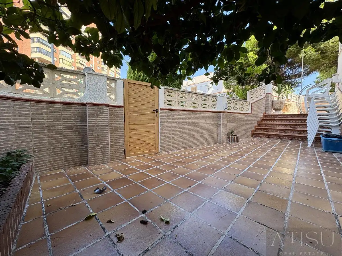 Terrasse von Einfamilien-Reihenhaus zur Miete in El Campello mit Klimaanlage, Heizung und Abstellraum