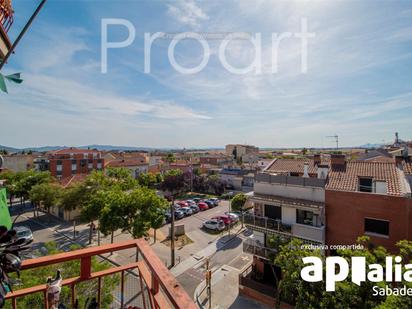 Vista exterior de Pis en venda en Parets del Vallès amb Piscina