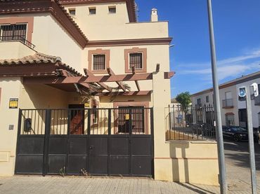 House with garden for sale in Brenes