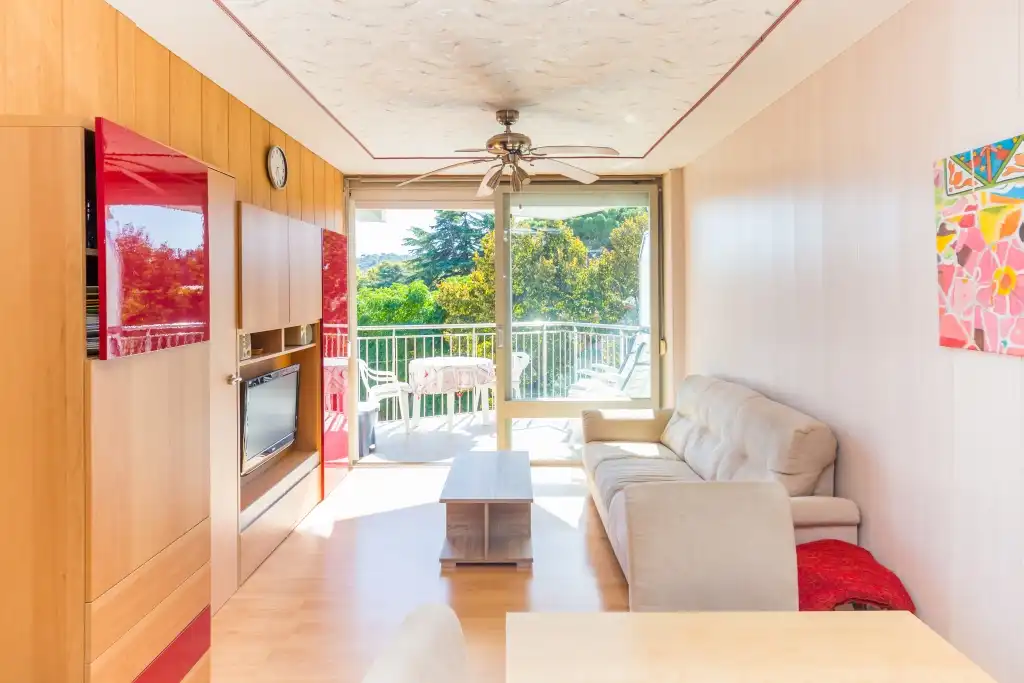 Sala de estar de Piso en venta en Castell d'Aro, Platja d'Aro i s'Agaró con Calefacción, Amueblado y Balcón