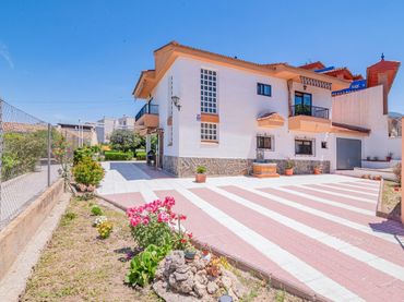 Casa con balcone in vendita a Calle Calle Hortensia 24
