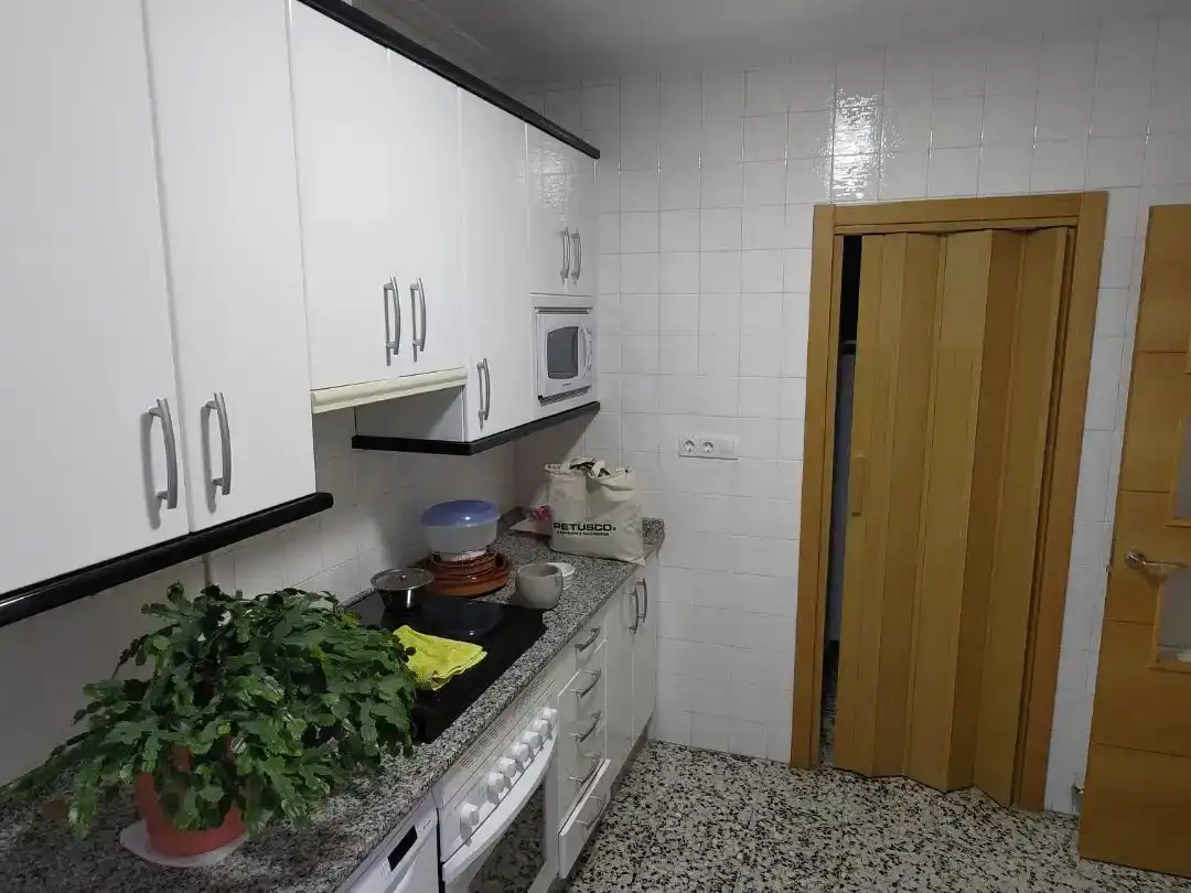 Cuina de Casa adosada en venda en Cáceres Capital amb Aire condicionat