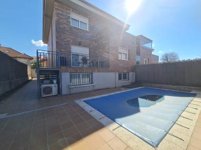 Swimming pool of Single-family semi-detached for sale in Villaviciosa de Odón  with Air Conditioner, Heating and Private garden