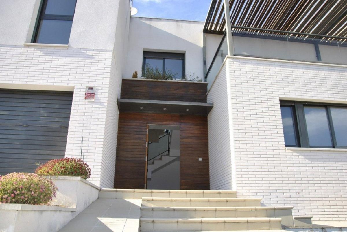 Vista exterior de Casa o xalet en venda en Cunit amb Calefacció, Jardí privat i Parquet