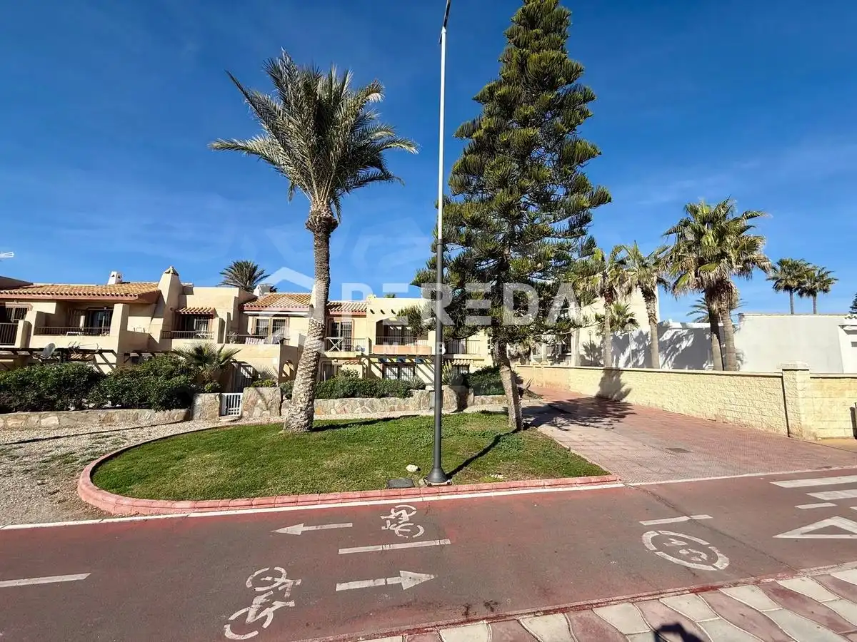 Außenansicht von Erdgeschoss zum Verkauf in Roquetas de Mar mit Privatgarten, Möbliert und Gemeinschaftspool