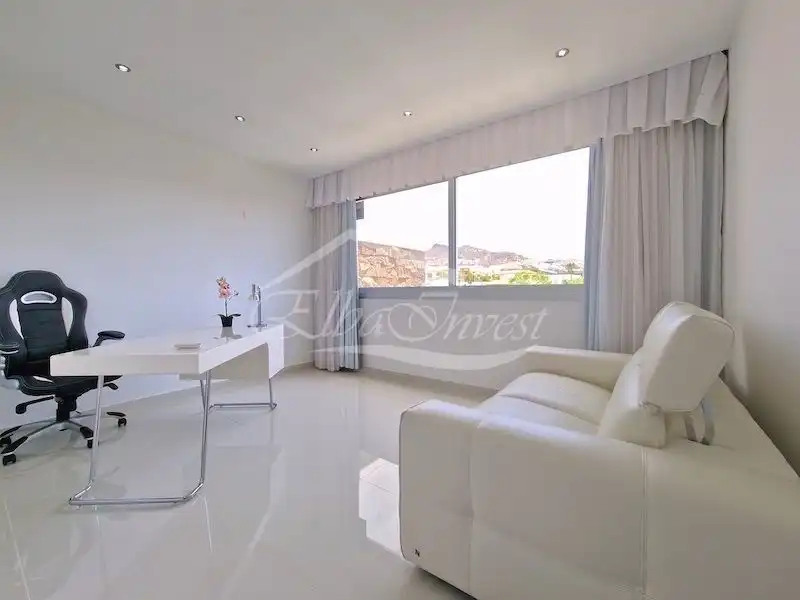 Sala d'estar de Casa o xalet en venda en Adeje amb Aire condicionat, Jardí privat i Terrassa