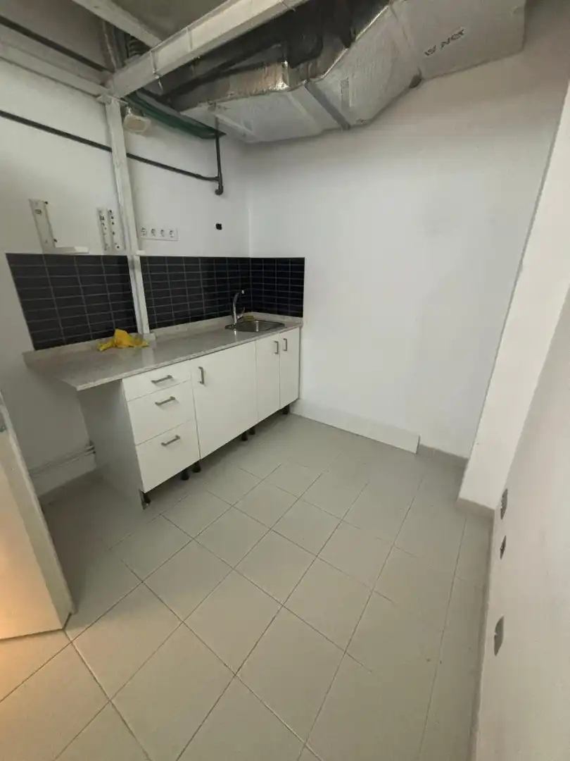 Cocina de Local de alquiler en Cornellà de Llobregat con Parquet