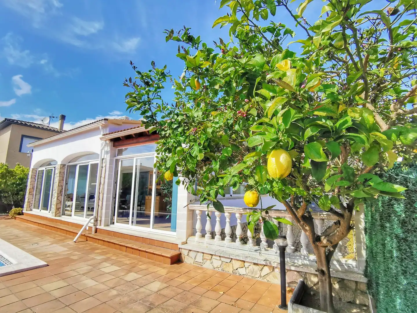 Casa con piscina en venta en Fenals, imagen 2