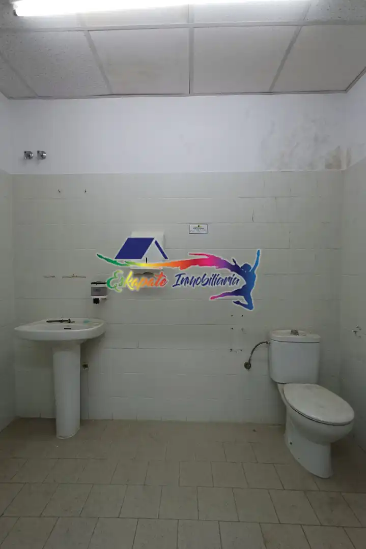 Badezimmer von Fabrikhallen zur Miete in Villacañas