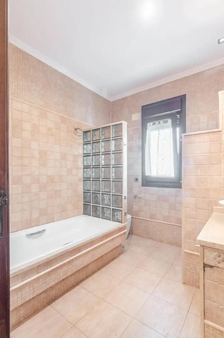 Baño de Casa o chalet en venta en Santo Adriano con Calefacción, Piscina y Alarma