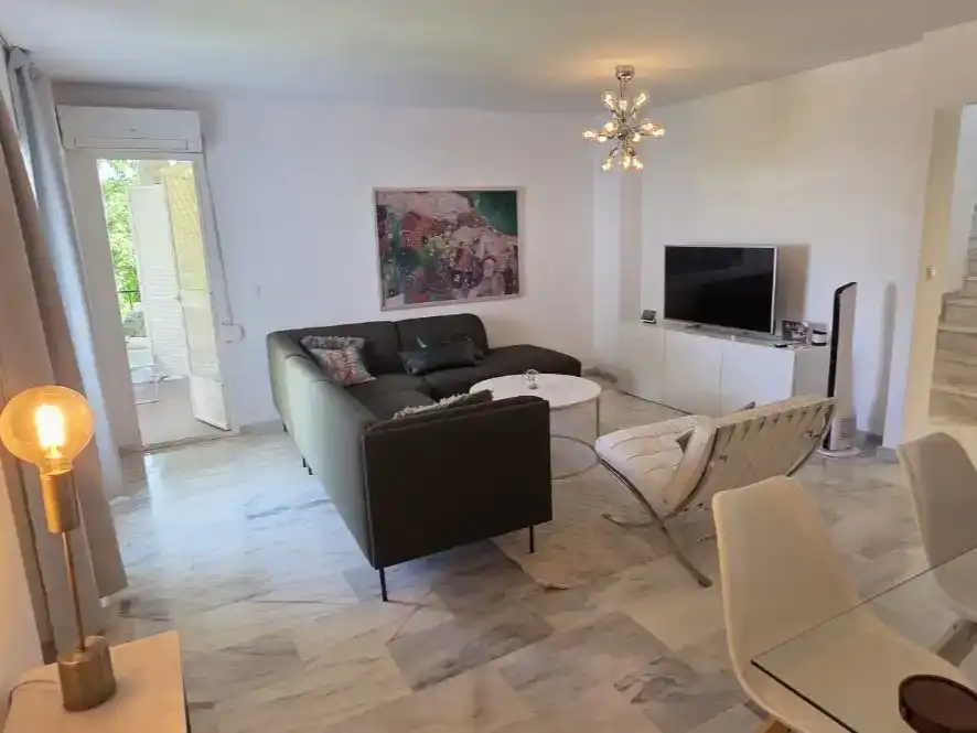 Sala d'estar de Pis de lloguer en Estepona amb Aire condicionat, Piscina i Balcó