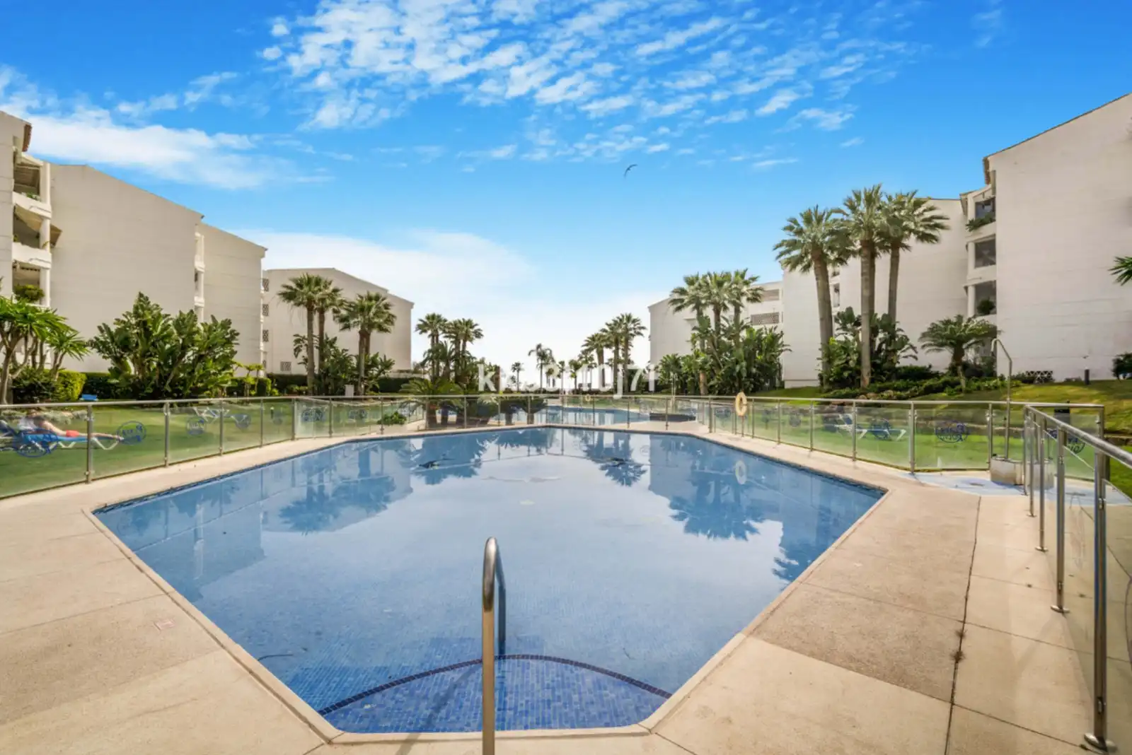 Piscina de Apartamento en venta en Marbella con Aire acondicionado, Amueblado y Horno