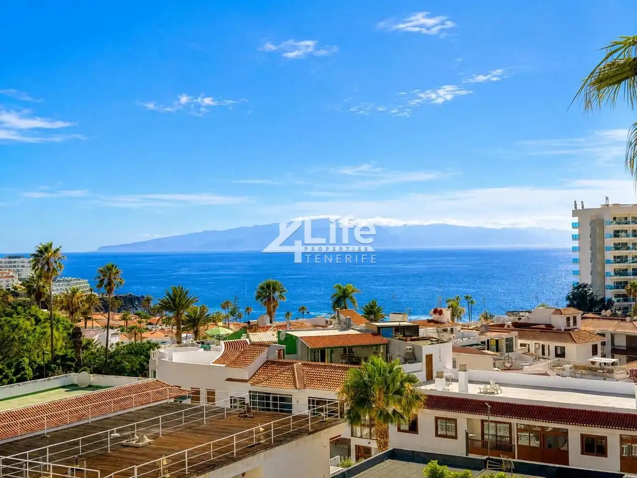 Vista exterior de Pis en venda en Santiago del Teide amb Jardí privat, Terrassa i Moblat