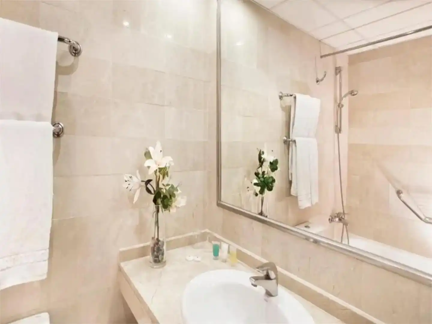 Baño de Apartamento de alquiler en Benalmádena con Aire acondicionado, Jardín privado y Parquet