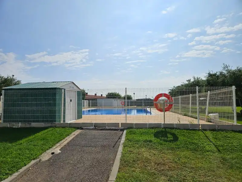 Piscina de Casa adosada en venta en Peralta / Azkoien con Aire acondicionado, Calefacción y Jardín privado