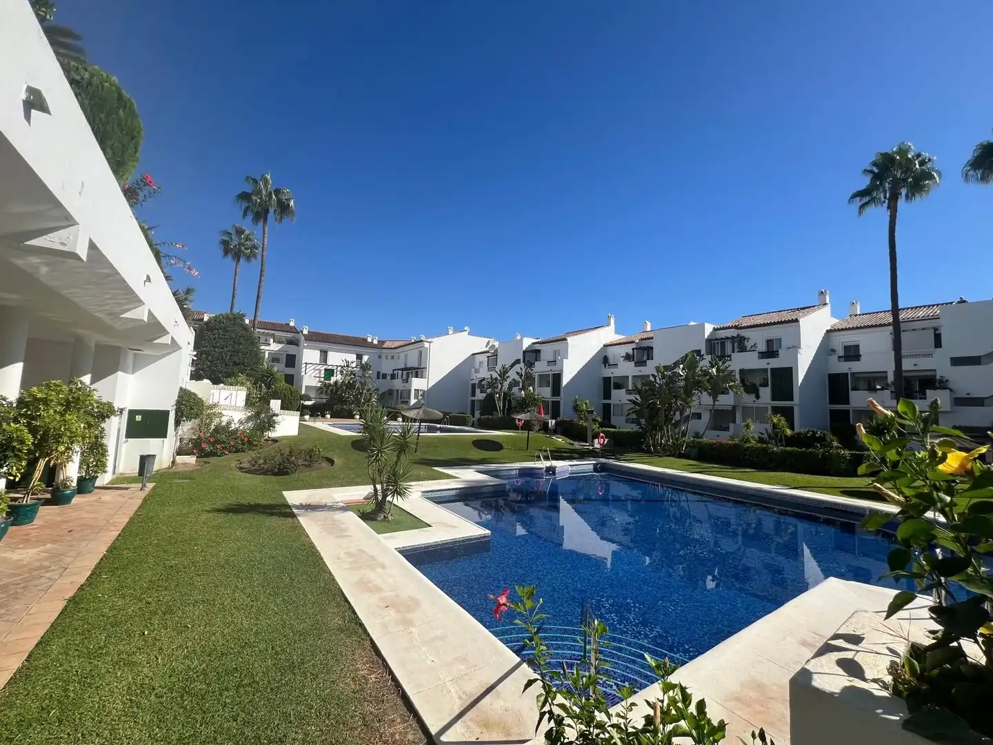 Außenansicht von Maisonette zum Verkauf in Estepona mit Klimaanlage, Terrasse und Abstellraum