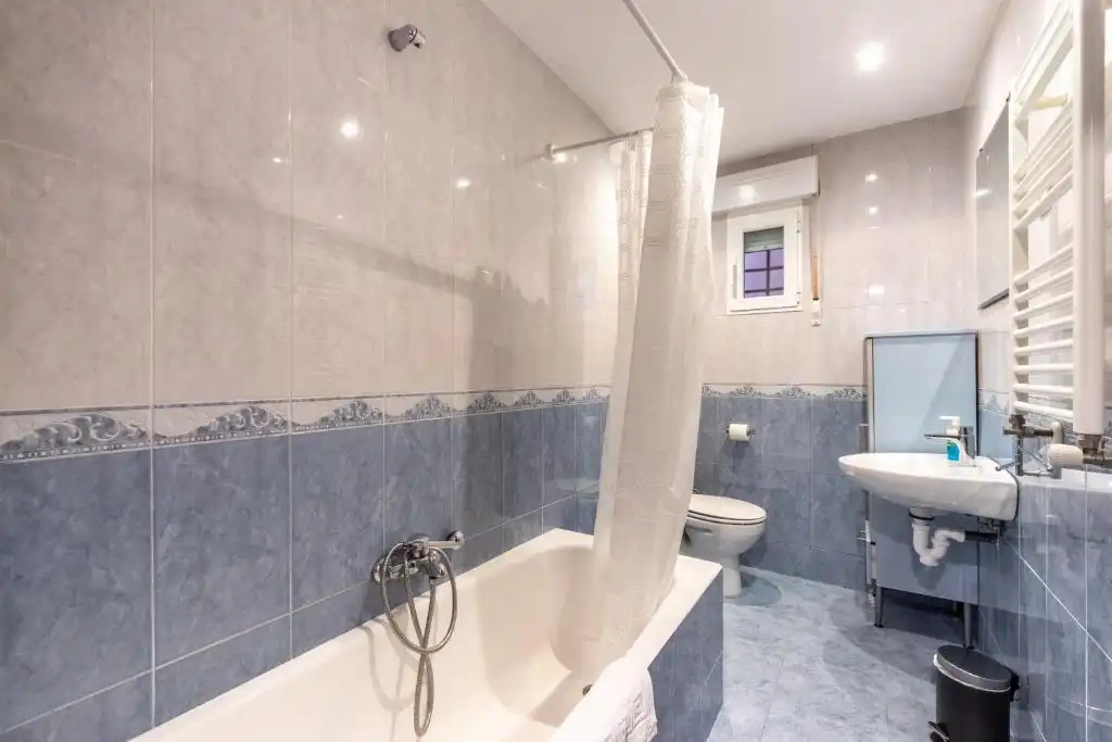 Baño de Piso en venta en Bilbao  con Calefacción, Parquet y Amueblado