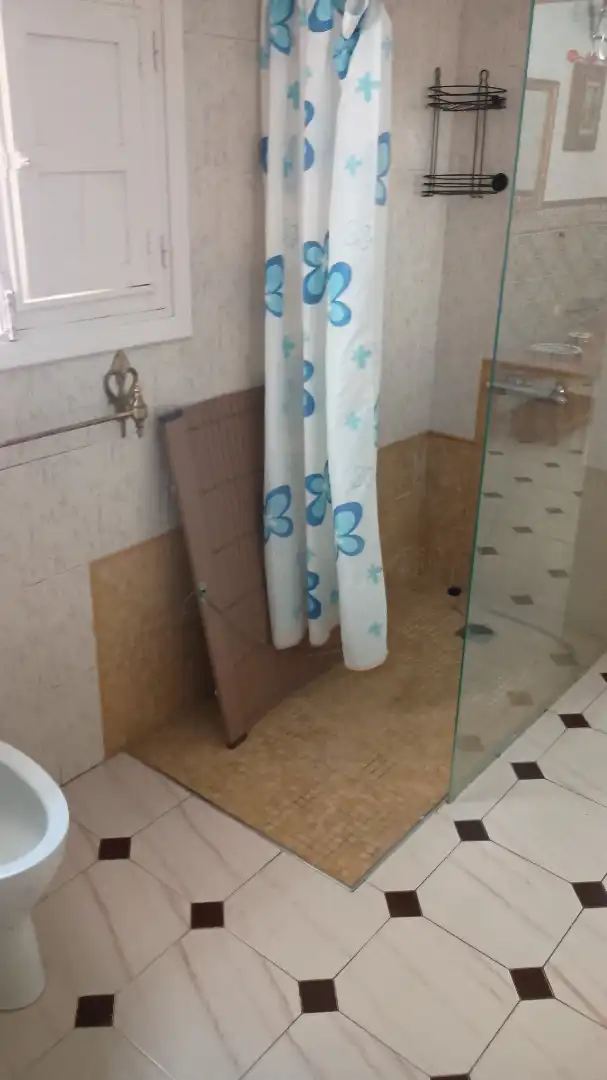 Badezimmer von Einfamilien-Reihenhaus zur Miete in Villanueva del Ariscal mit Privatgarten, Ofen und Waschmaschine